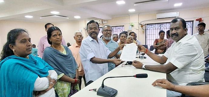 பாதாள சாக்கடை வசதி ஏற்படுத்த வேண்டும்- மாநகராட்சியில் மக்கள் மனு