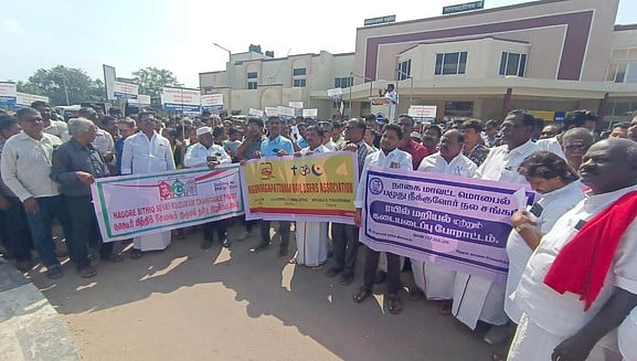 ரயில் சேவையில் நாகை புறக்கணிப்பு: கண்டித்து கடையடைப்புப் போராட்டம்