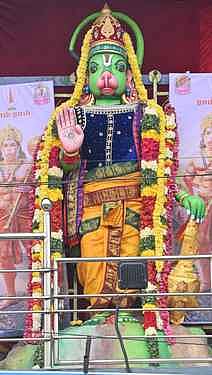 விஸ்வரூப ஜெயமாருதிக்கு 
ராஜ அலங்காரம்