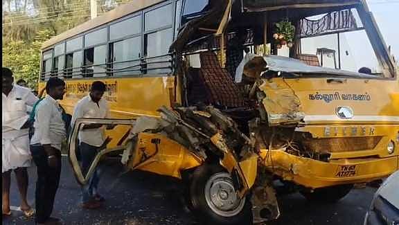 கல்லூரி வேன் மீது லாரி 
மோதியதில் இருவா் காயம்