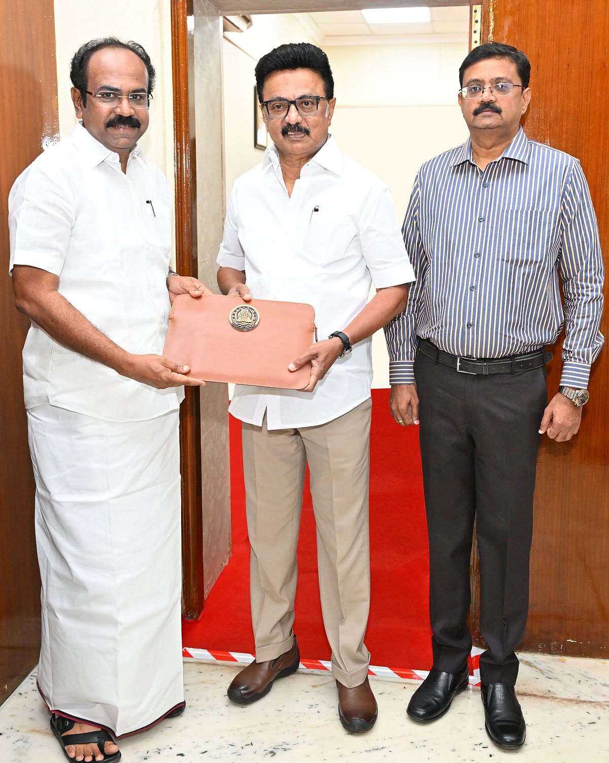 ரூ.2.55 லட்சம் கோடி இடைக்கால பட்ஜெட் - வருவாய் பற்றாக்குறை ரூ.48,000 கோடி; கடன் சுமை ரூ. 10.71 லட்சம் கோடி