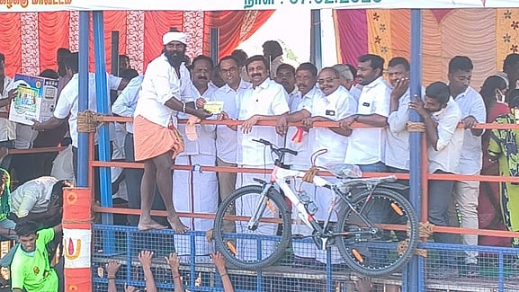 மங்களபுரம் அருகே ஜல்லிக்கட்டு: 
400 மாடுபிடி வீரா்கள் பங்கேற்பு