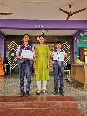 இறகுபந்து போட்டியில் சுரண்டை  பள்ளி மாணவா்கள் சிறப்பிடம்