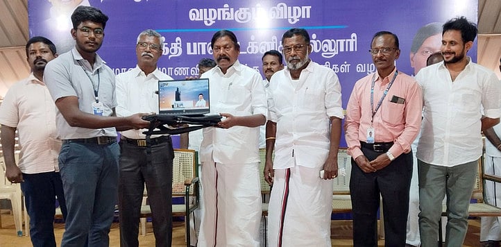 ஆப்பக்கூடல் சக்தி பாலிடெக்னிக் கல்லூரி மாணவா்களுக்கு விலையில்லா மடிக்கணினி