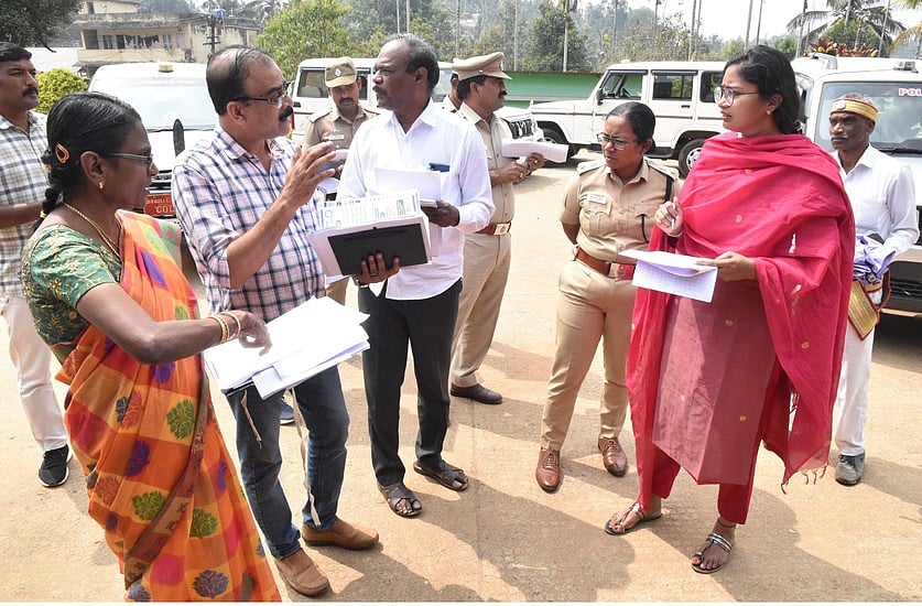 பந்தலூா் வட்டத்தில் உள்ள வாக்குச்சாவடி மையங்களில் ஆட்சியா் ஆய்வு