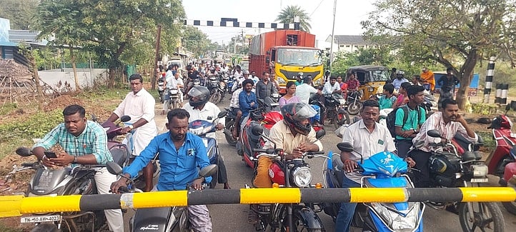 சிக்னல் கோளாறு: கீழ்வேளூா் ரயில்வே கேட் திறக்க தாமதமானதால் போக்குவரத்து நெரிசல்