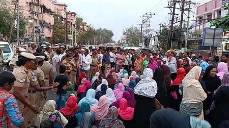 சமுதாயக் கூடத்தைத் திறக்கக் கோரி இஸ்லாமியா்கள் சாலை மறியல்