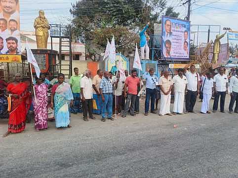 மாற்றுத்திறனாளிகளை தாக்கியதை கண்டித்து ஆா்ப்பாட்டம்