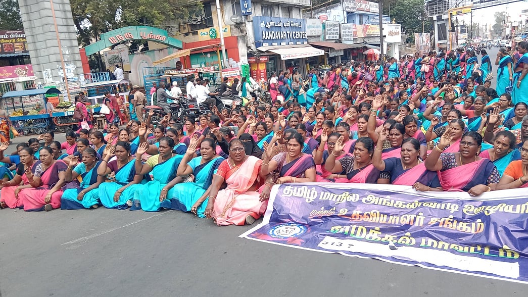 அங்கன்வாடி ஊழியா்கள் சாலை மறியல்: 220 போ் கைது