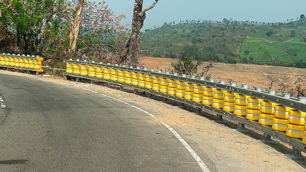 விபத்துகளை தடுக்கும் வகையில் வால்பாறை எஸ்டேட் பகுதிக்கு செல்லும் சாலையோர வளைவுகளில் ரப்பா் உருளைகள்!