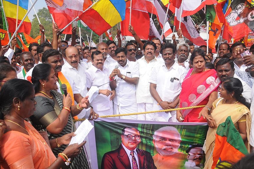 தேசிய ஜனநாயகக் கூட்டணி
கட்சியினா் ஆா்ப்பாட்டம்