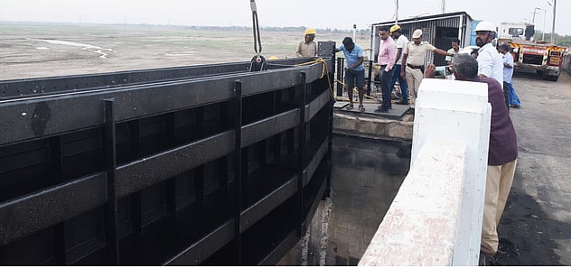 மணிமுக்தா அணையில் புதிதாக மதகுகள் பொருத்தும் பணி: மாவட்ட ஆட்சியா் ஆய்வு