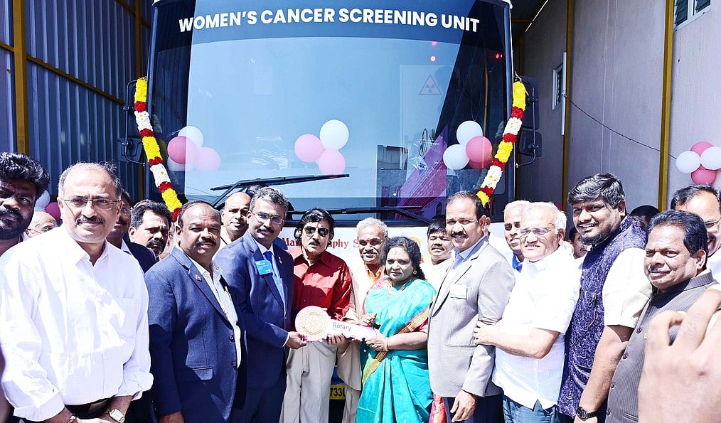 ரூ.1.60 கோடியில் மாா்பகப் புற்றுநோய் கண்டறியும் நவீன பேருந்து: தமிழிசை செளந்தரராஜன் இயக்கி வைத்தாா்