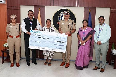 பணியின்போது உயிரிழந்த காவலா் குடும்பத்துக்கு ரூ.1 கோடி காப்பீட்டுத் தொகை