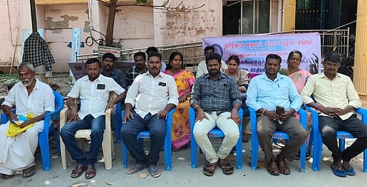 காலமுறை ஊதியம் கோரி கிராம உதவியாளா்கள் காத்திருப்பு போராட்டம்