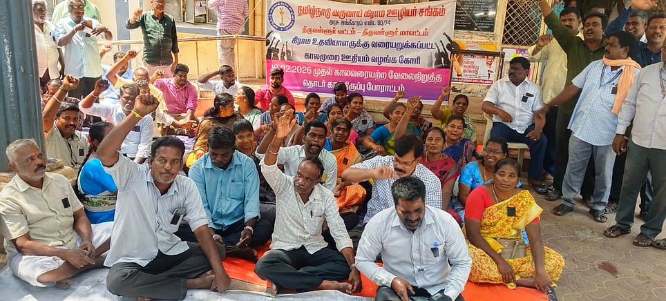 தமிழ்நாடு வருவாய் கிராம ஊழியா் சங்கத்தினா் காத்திருப்பு போராட்டம்