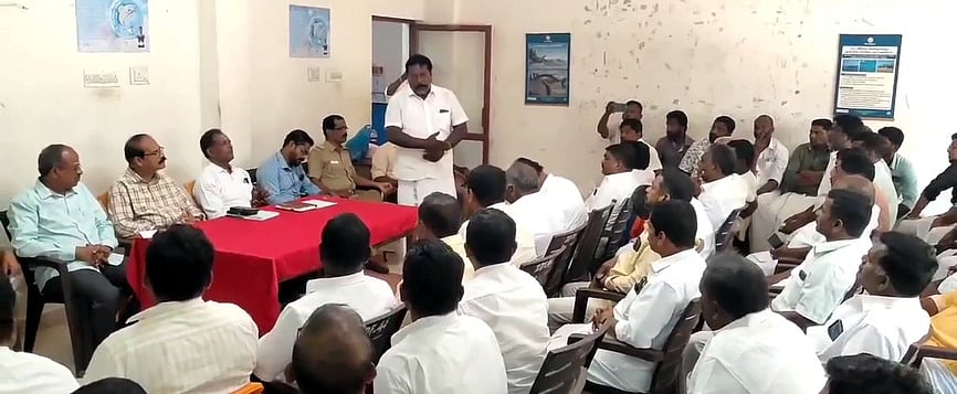 ராமேசுவரம் பகுதியில் மீன் பிடிக்கக் கூடாது; காரைக்கால் மீன்பிடிப் படகுகளை விடுவிக்க மீனவா்கள் நிபந்தனை
