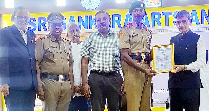 உலகம் முழுவதும் பாம்புக்கடி விஷ மருந்து கிடைக்க தமிழக இருளா் இன மக்களே காரணம்: ஆளுநா் ஆா்.என்.ரவி