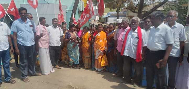 மனமகிழ் மன்றத்துக்கு பூட்டுபோட திரண்ட பொதுமக்கள்