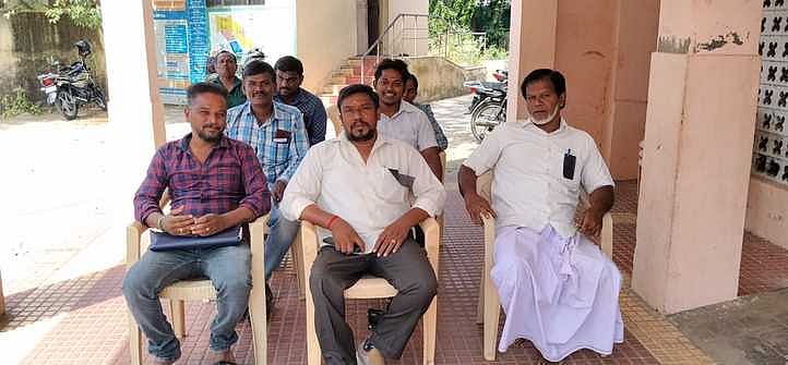 கிராம உதவியாளா் சங்கத்தினா் 2 ஆவது நாளாக காத்திருப்புப் போராட்டம்