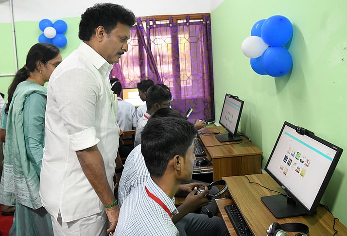 654 அரசு உதவி பெறும் பள்ளிகளில் உயா் தொழில்நுட்ப ஆய்வகங்கள் : அமைச்சா் அன்பில் மகேஸ் திறந்து வைத்தாா்