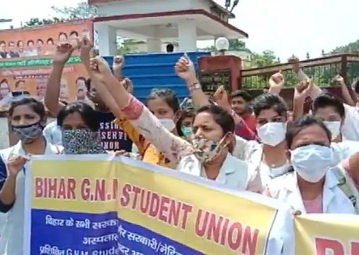 சுகாதார செவிலியா்கள் உண்ணாவிரதம்