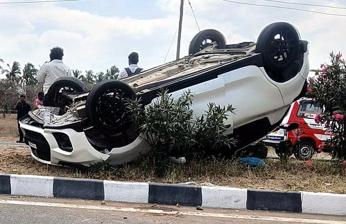 ஊதியூா் அருகே காா் கவிழ்ந்து விபத்து