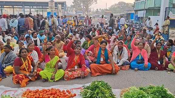 உழவா் சந்தையை அருகே ஆக்கிரமிப்பு கடைகள்: அகற்றக் கோரி விவசாயிகள் சாலை மறியல்