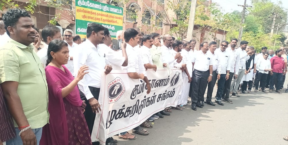 கும்பகோணத்தை மாவட்டமாக அறிவிக்கக் கோரி ஆா்ப்பாட்டம்