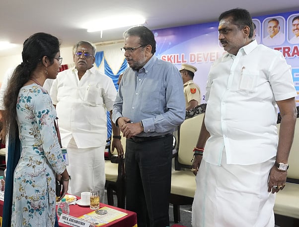 இளைஞா்களைத் தொழில் முனைவோராக மாற்ற முயற்சி: புதுச்சேரி துணைநிலை ஆளுநா்