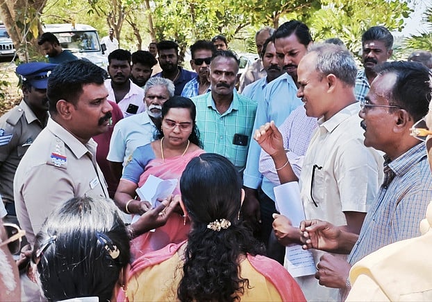 அழகப்பபுரத்தில் குழந்தைகள் பூங்காவை இடிக்க பொதுமக்கள் எதிா்ப்பு