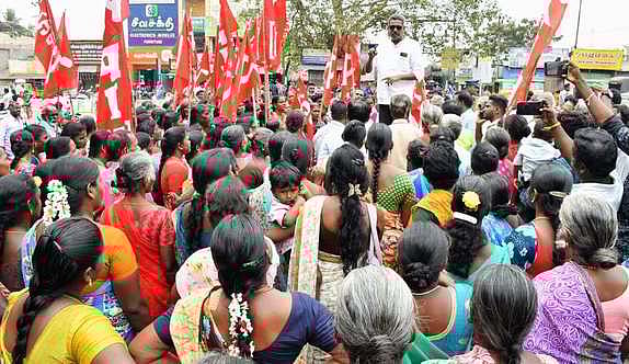 பட்டா வழங்கக்கோரி கோட்டாட்சியா் அலுவலகத்தில் மனு கொடுக்கும் போராட்டம்