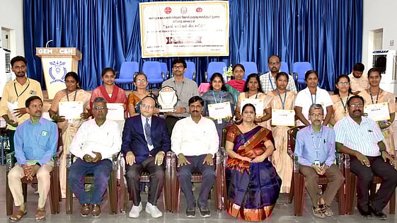 ‘நலம் காக்கும் ஸ்டாலின்’ மருத்துவ முகாமில் பணியாற்றியவா்களுக்கு பாராட்டு!