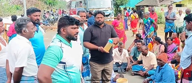 சுகாதாரமற்ற குடிநீா் விநியோகம்: பொதுமக்கள் மறியல்