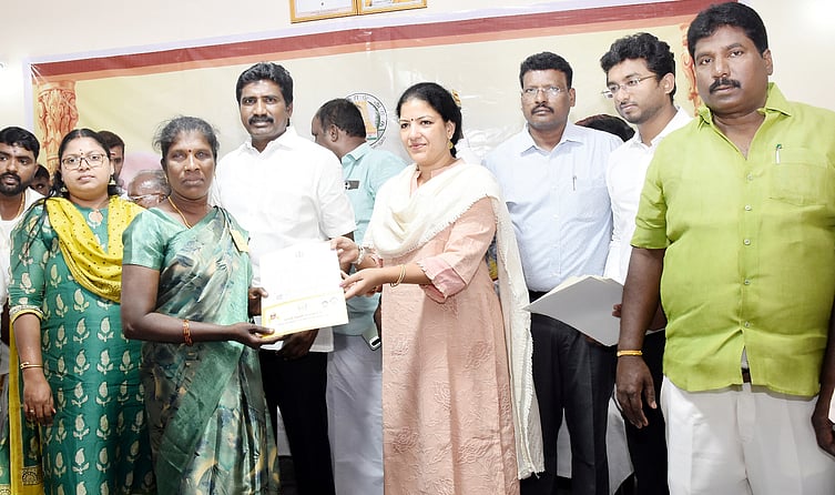 ரூ.1.63 கோடியில் மனைப் பட்டாக்கள் ஆட்சியா் வழங்கினாா்!