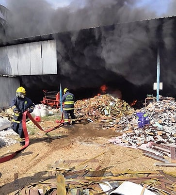 மைக்கா கழிவுப் பொருள்கள் கிடங்கில் தீ விபத்து