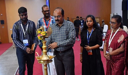 விவசாயிகள் மின் வணிக தொழில்நுட்பங்களை பயன்படுத்த வேண்டும்: ஆட்சியா்