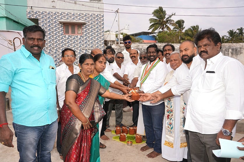 கன்னியாகுமரியில் மீனவா் ஓய்வுக்கூடத்துக்கு அடிக்கல்