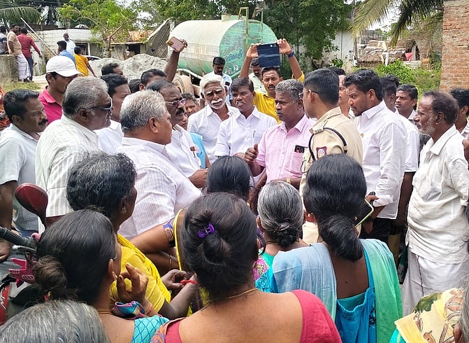 சிதம்பரத்தில் நீா்நிலை ஆக்கிரமிப்பு வீடுகள் அகற்றம்