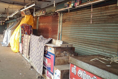 சிதம்பரத்தில் பேருந்து நிலைய வியாபாரிகள் கடை அடைப்பு