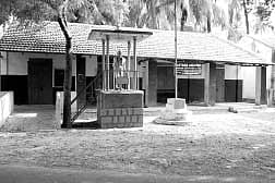 மாணவர்கள் வருகை நின்றது: மூடப்பட்டது அரசு துவக்கப் பள்ளி!