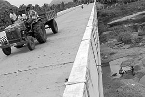 தென்பெண்ணையாற்றில் தொடரும் மணல் கொள்ளை: சவுளூர் மேம்பாலத்துக்கு ஆபத்து