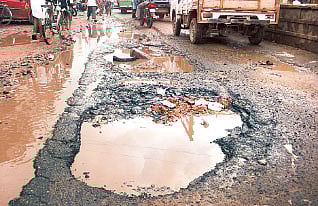 மரணக்குழிகளாக மாறிய நெடுஞ்சாலைகள்?