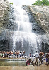 சுற்றுலா: குற்றாலம் அழைக்கிறது..!