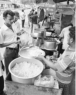 புற்றீசல் போல் சாலையோரக் கடைகள்
