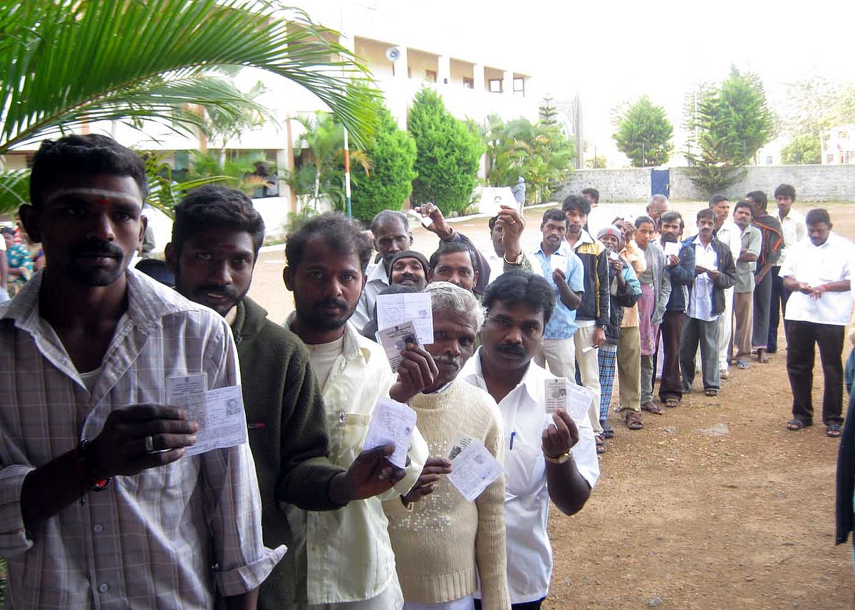 ஏற்காடு வாக்குப்பதிவு : 12 மணி நிலவரப்படி 43% வாக்குப்பதிவு