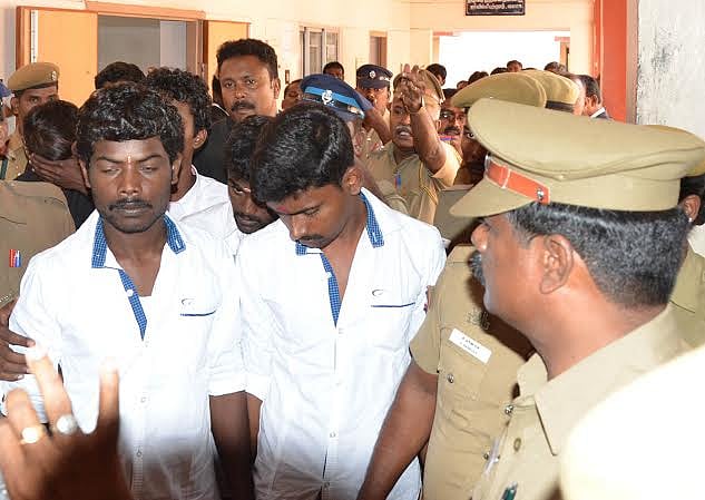 இடிந்து விழும் நிலையில் உள்ள நகராட்சி பள்ளி கட்டடத்தை ஆய்வு செய்த கே.பாலகிருஷ்ணன் எம்எல்ஏ