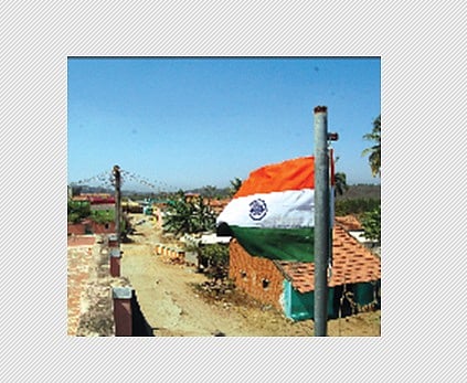 கட்சிக் கொடிகளுக்கு  அனுமதி மறுக்கும்  கிராமம்!