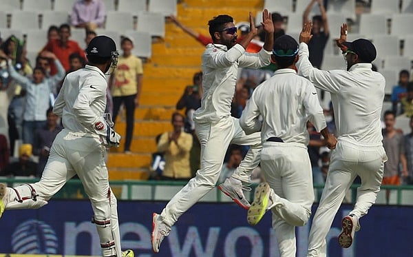 முதல் டெஸ்ட் போட்டியில் இந்தியா அபார வெற்றி! ஜடேஜா 5 விக்கெட்டுகள்!