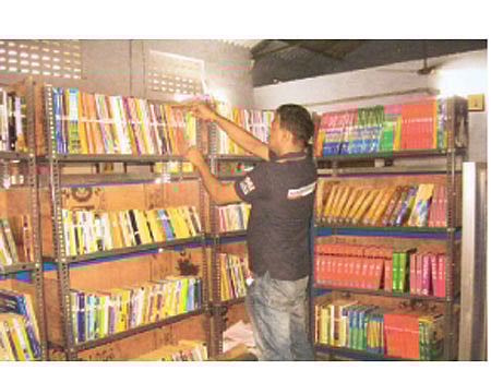 காவல்துறை அதிகாரி நடத்தும் குட்டீஸ்களுக்கான நூலகம்!